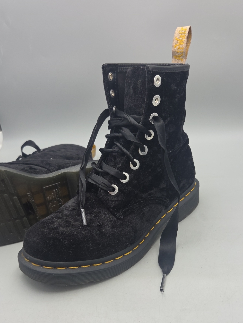 Dr. Martens 31020 Vegan Women's Size 8 Black Crushed Velvet Lace Up Combat Boots